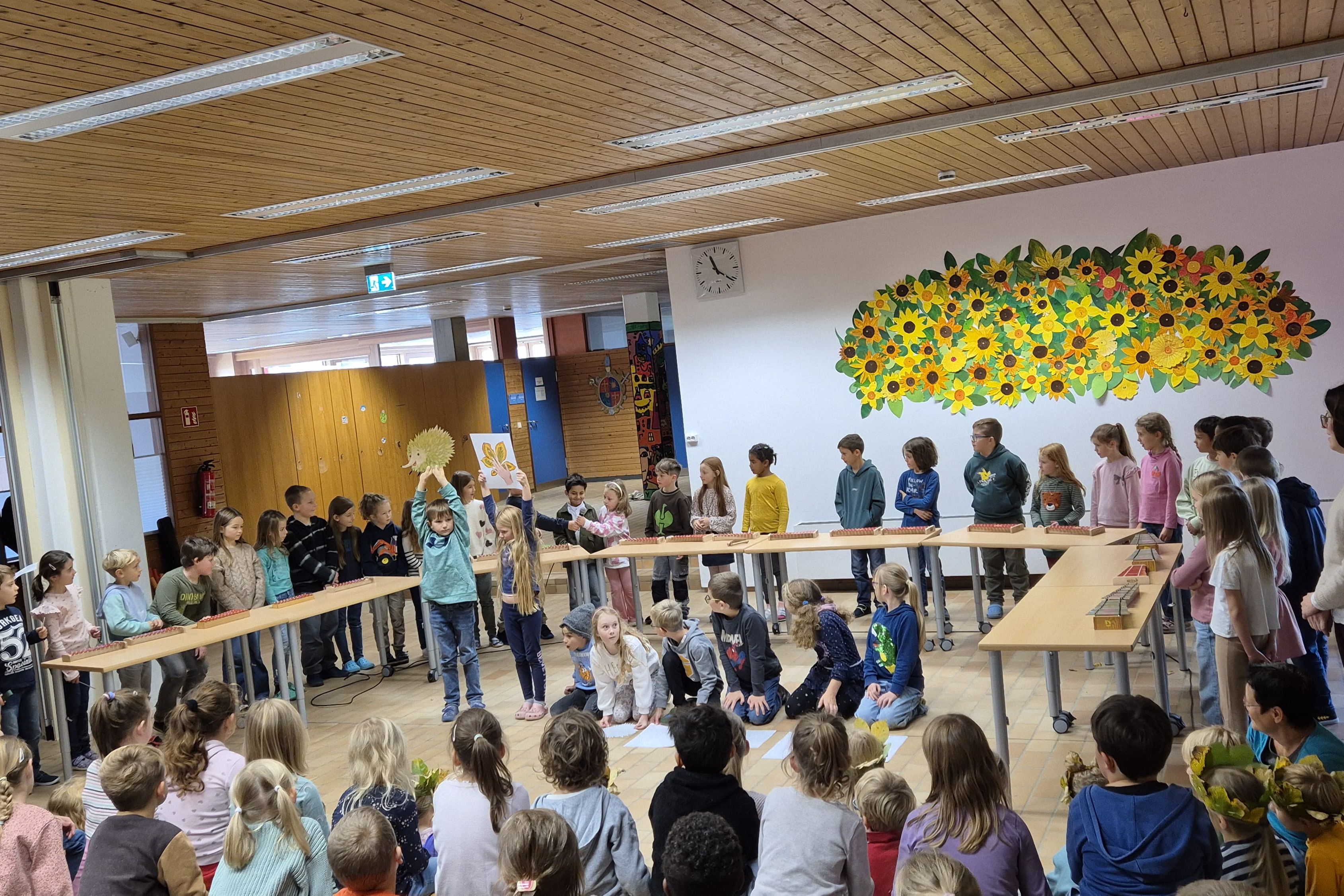 Die Zweitklässler eröffnen das Herbstsingen