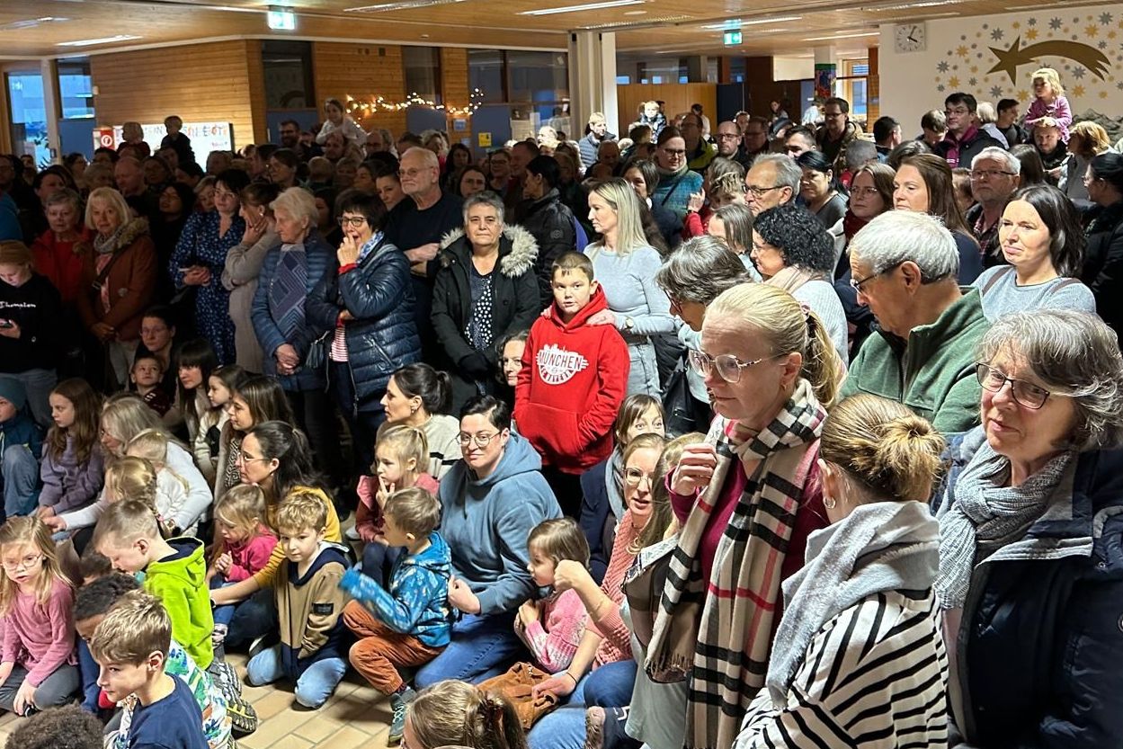 Zahlreiche Gäste in der Aula