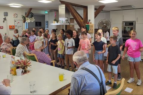 Drittklässlerchor im Schlosshof
