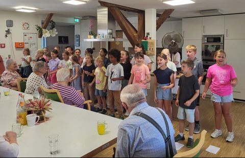 Drittklässlerchor im Schlosshof