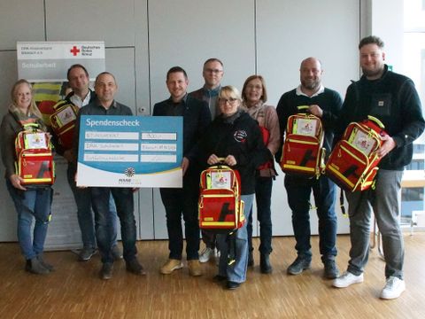 Übergabe der Rucksäcke - u.a. an Frau Mayer-Manke