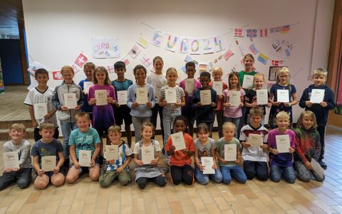 Glückliche Ehrenurkunden-Besitzer
