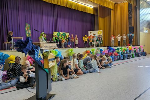 Einschulungsfeier in der Turnhalle
