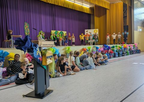Einschulungsfeier in der Turnhalle