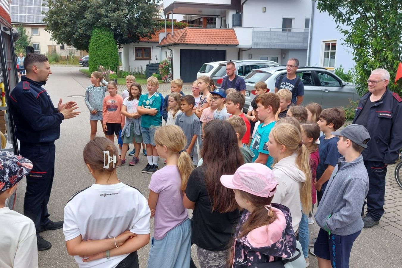 Viertklässler und Feuerwehrleute