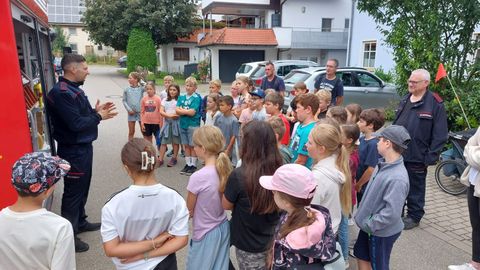 Viertklässler und Feuerwehrleute