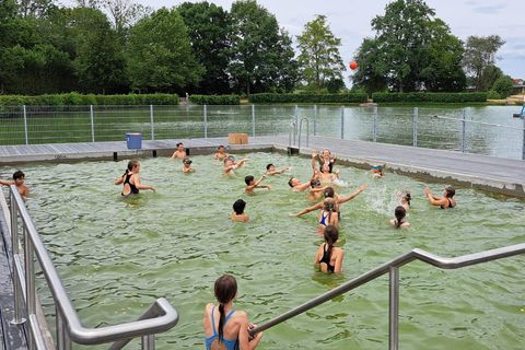 Wasserball im Freibad