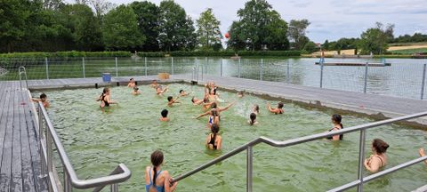 Wasserball im Freibad