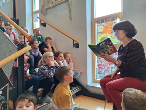 Elli Wagner liest den Zweitklässlern vor