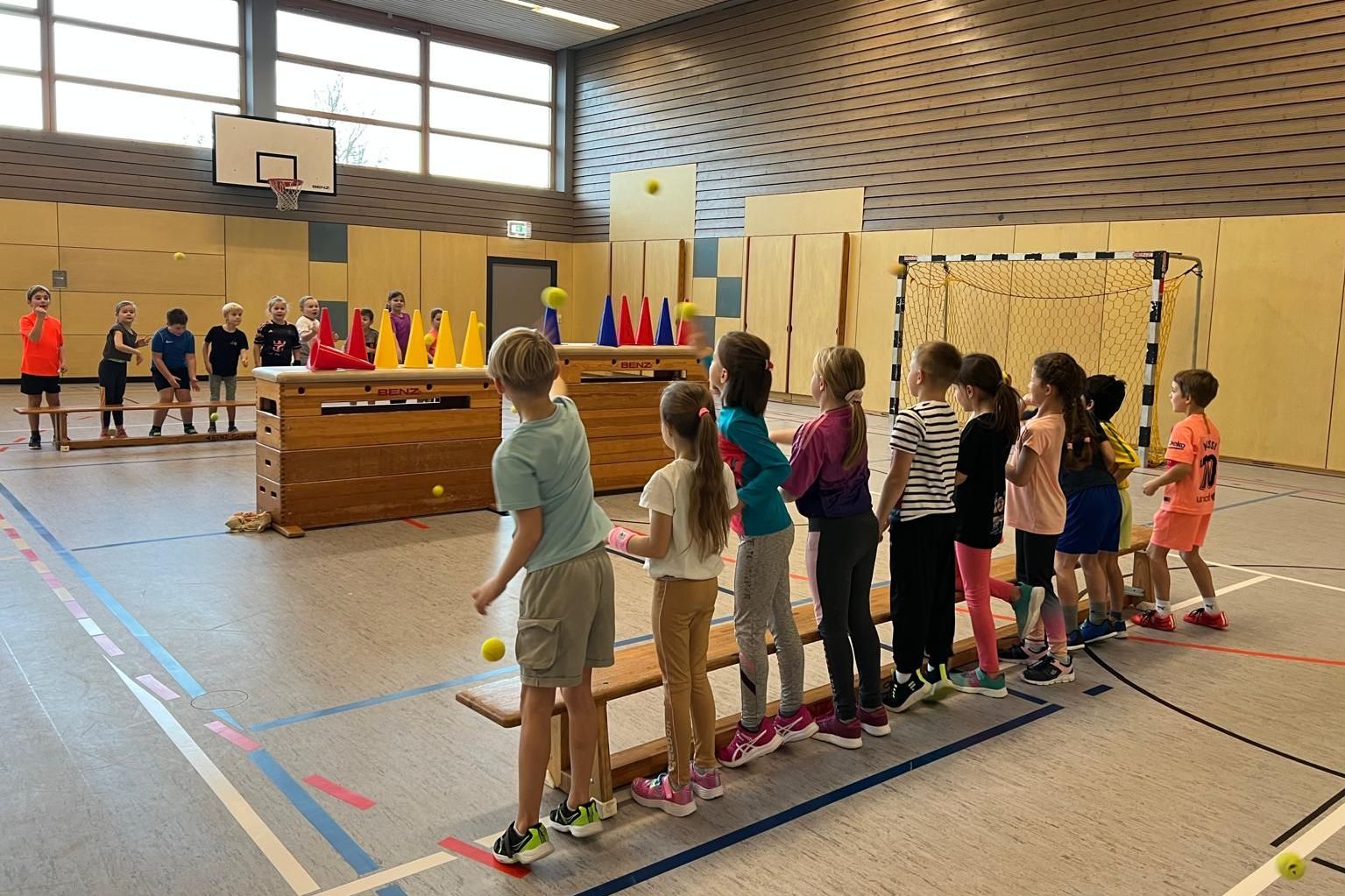 Zweitklässler und Handball