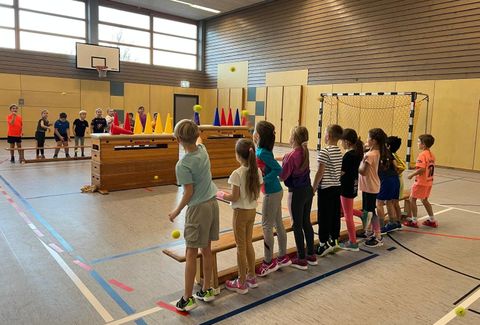 Zweitklässler und Handball