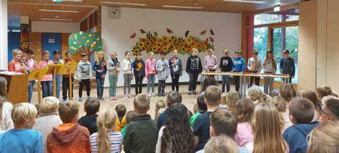 Klasse 4b beim Herbstsingen