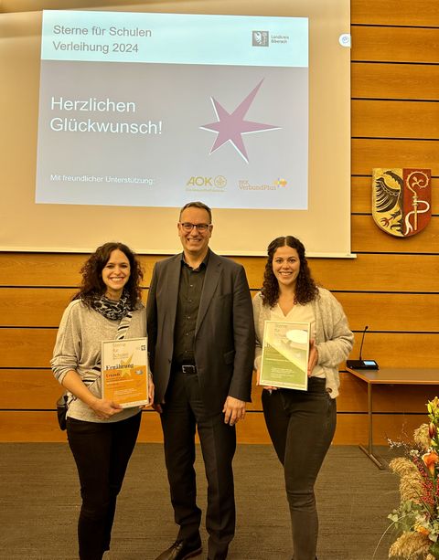 Frau Schramm und Frau Zoller bei der Preisverleihung mit Herrn Bürgermeister Binder