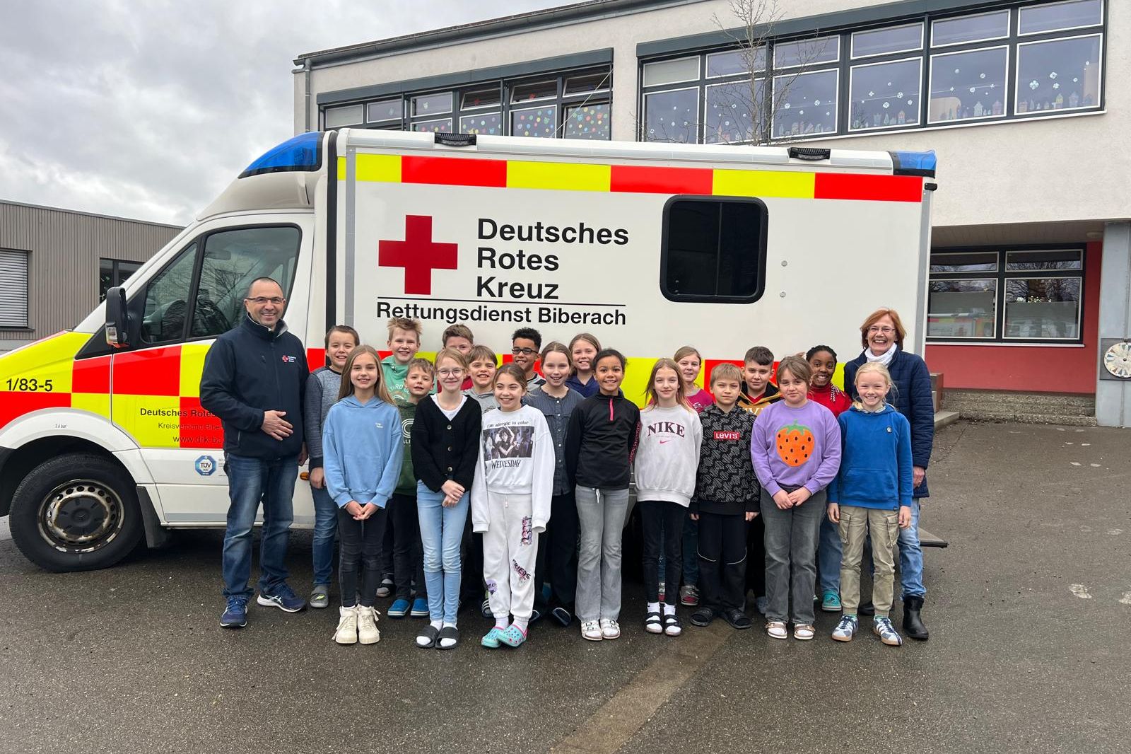 Juniorhelfer-AG mit Rettungswagen