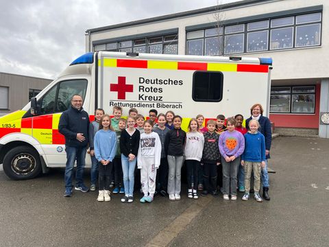 Juniorhelfer-AG mit Rettungswagen