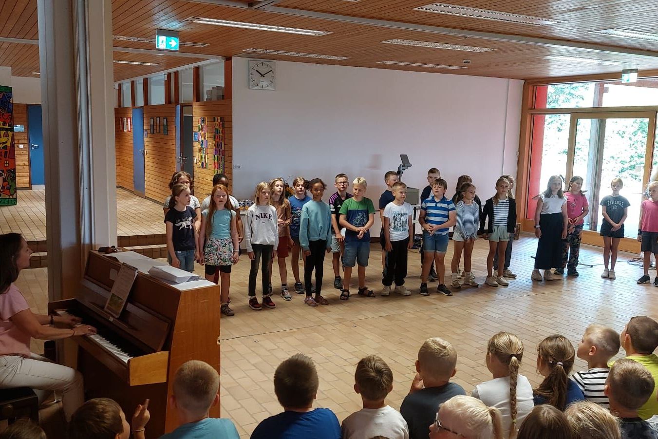 Drittklässlerchor mit "Lachend kommt der Sommer"