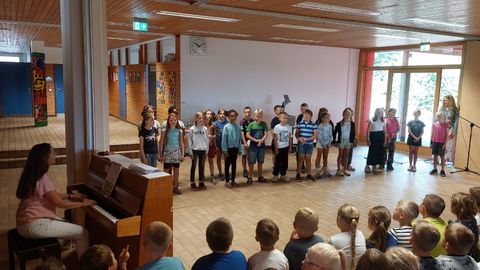 Drittklässlerchor mit "Lachend kommt der Sommer"