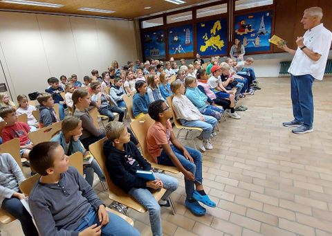 Manfred Mai und die Uttenweiler Schüler