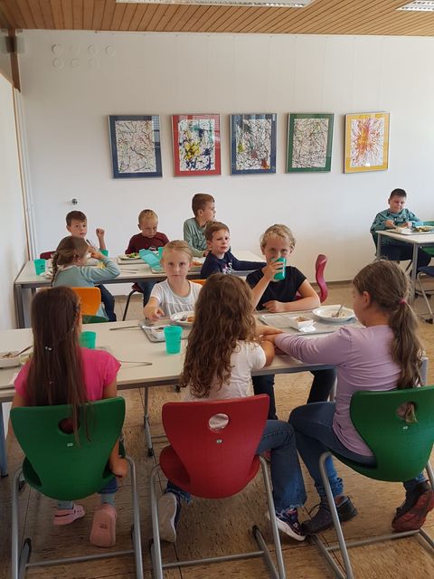 Erstklässler beim Mittagessen