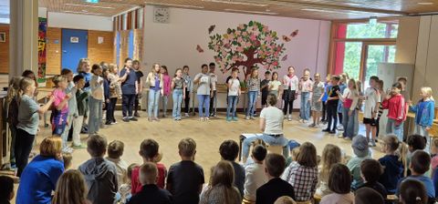 Frau Gnandt und Chor mit "Every Morning"