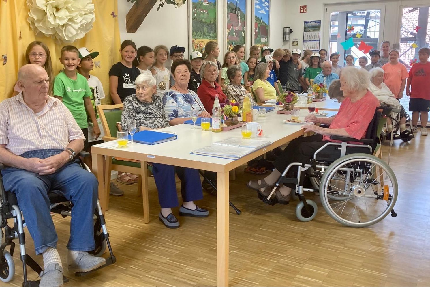 Viertklässler im Schlosshof