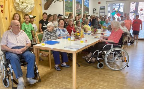 Viertklässler im Schlosshof