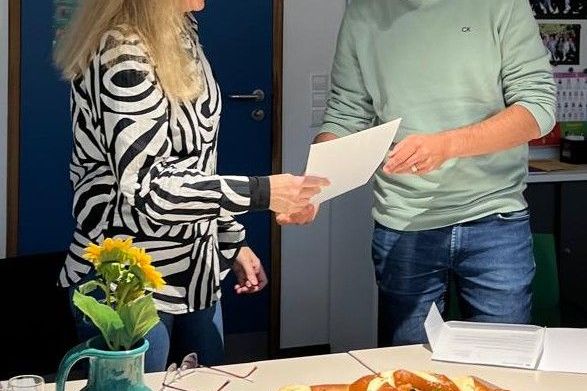 Überreichung der Dank-Urkunde