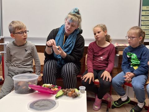 Frau Kurray in Klasse 1b