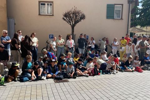 Uttenweiler Drittklässler beim bunten Festzug