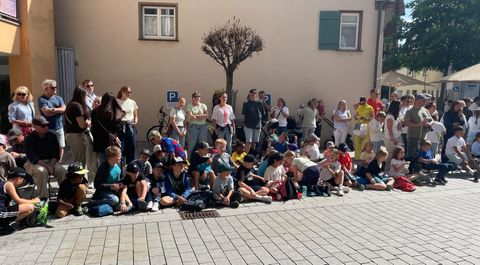 Uttenweiler Drittklässler beim bunten Festzug
