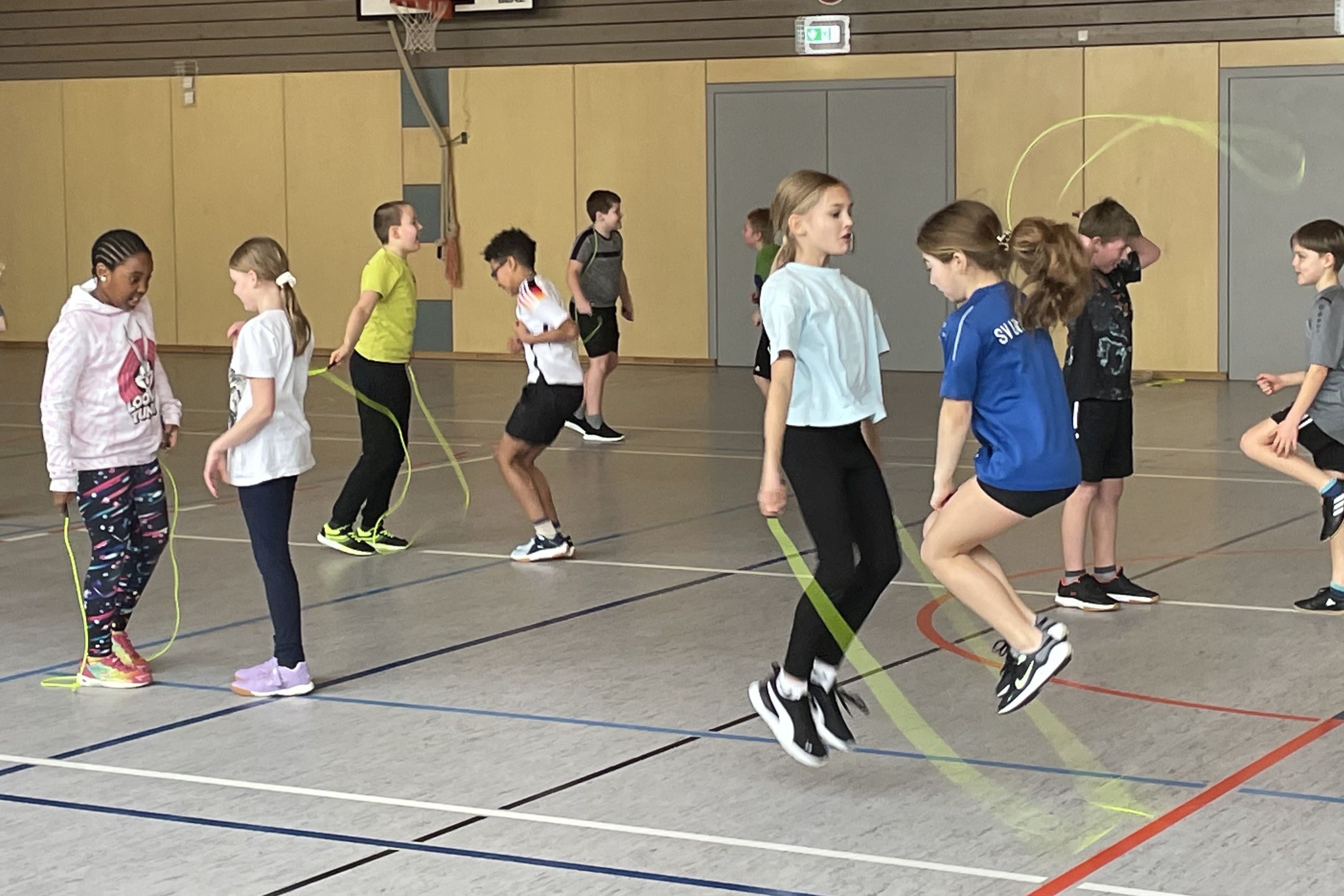 Viertklässler bei "Skipping Hearts"