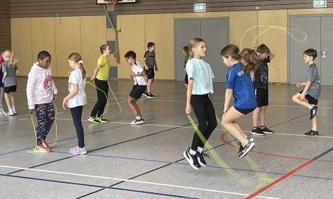 Viertklässler bei "Skipping Hearts"