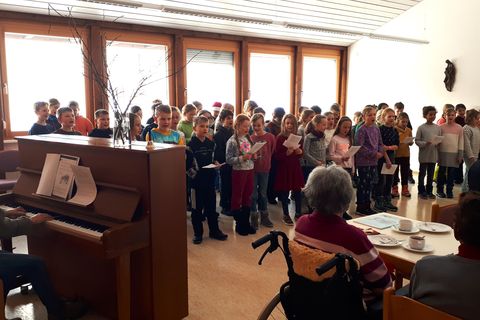 Frau Gnandt und Chor beim Seniorennachmittag