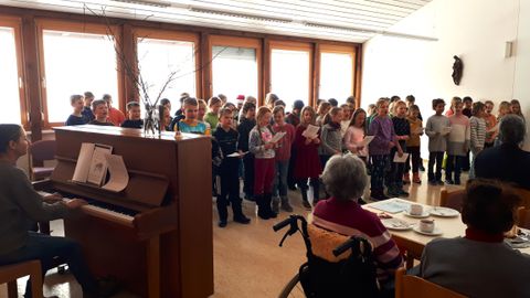 Frau Gnandt und Chor beim Seniorennachmittag