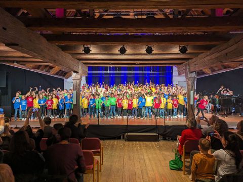 Vier Grundschulen auf der Bühne