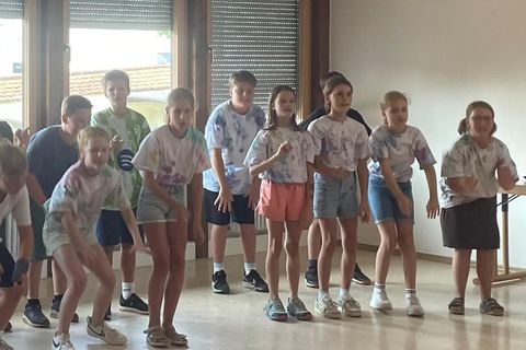 Auftritt Chor Kl. 4 bei den Senioren