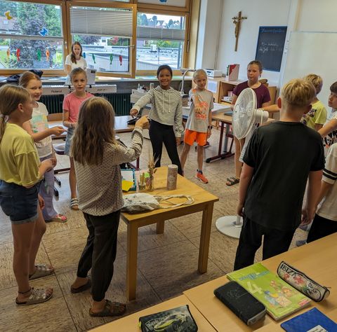 Klasse 4b beim Morgenlied