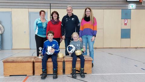 Siegerehrung der Torschützenkönigin (Josephine) und des Torschützenkönigs (Mateo).