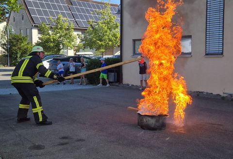 Wenn man einen Fettbrand mit Wasser löschen möchte.