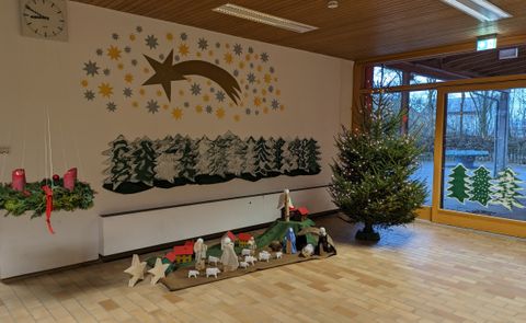 Adventsdekoration in der Aula