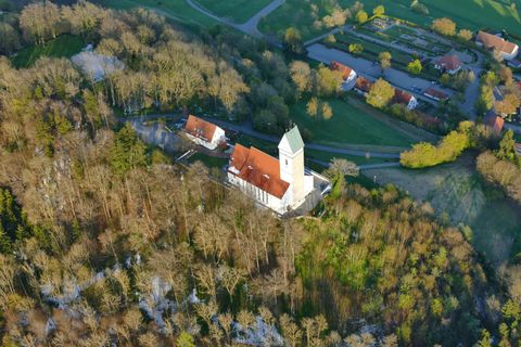 Bussen mit Kirche von oben