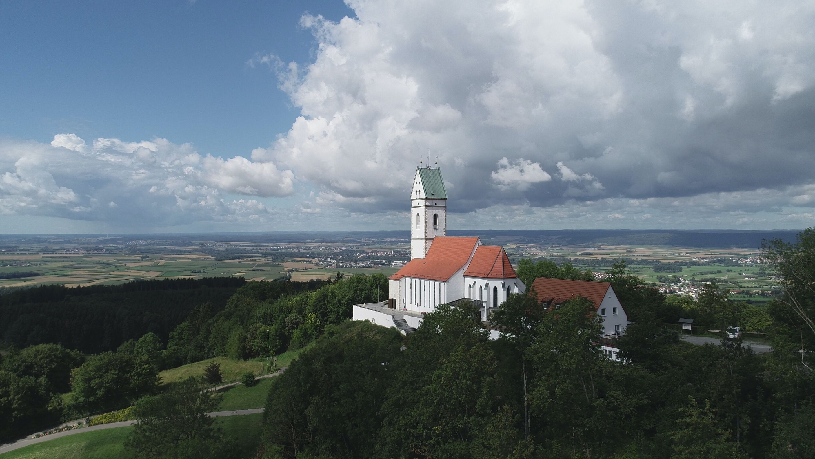 Panoramaufnahme mit Kirche