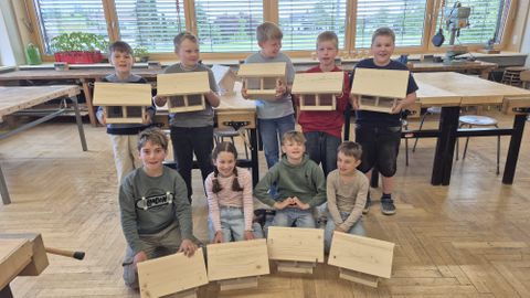 Fertige Futterhäuschen und stolze Kinder