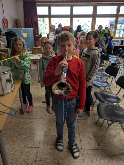 Ausprobieren der Musikinstrumente