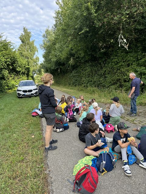 Lerngang der Drittklässler zum Hochbehälter und zur Kläranlage (Bild 3)