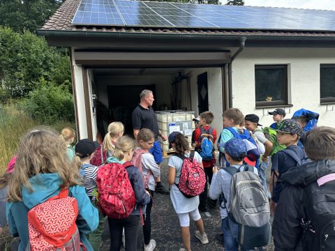 Lerngang der Drittklässler zum Hochbehälter und zur Kläranlage (Bild 6)