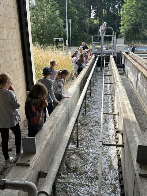 Lerngang der Drittklässler zum Hochbehälter und zur Kläranlage (Bild 7)