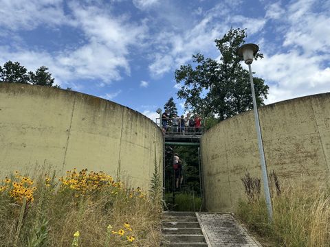 Lerngang der Drittklässler zum Hochbehälter und zur Kläranlage (Bild 8)