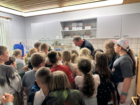 Lerngang der Drittklässler zum Hochbehälter und zur Kläranlage (Bild 9)