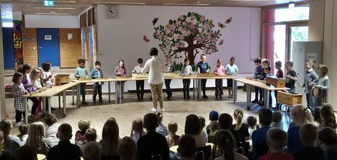 Klasse 1b mit Orff-Instrumenten